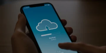 Tela de iPhone mostrando progresso de backup com ícone de nuvem