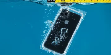 iPhone dentro de case à prova d'água submerso em 3 metros de profundidade
